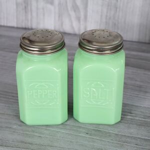 Green Jadeite Depression Style Glass Salt & Pepper Shakers Vintage Kitchen